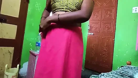 Ammu показывает большие сиськи и меняет сари