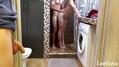 Manlief kijkt toe hoe vrouw met minnaar onder de douche spuit en neemt sperma in de mond