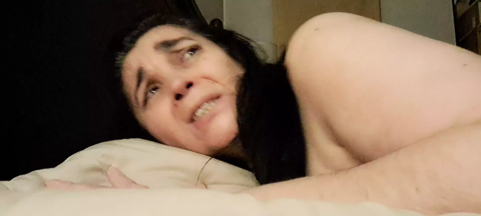 继子在我的床上给了我非常粗暴的