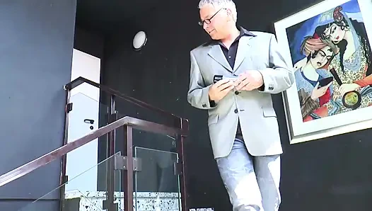 Ateşli piliç ve büyük yarakla mutfakta ateşli sikiş