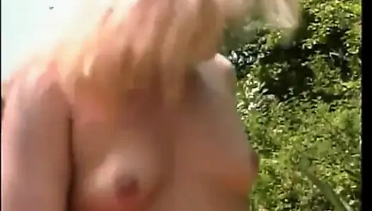 Evin yanındaki yeşil çimlerde lezzetli amcığın içine boşalıyor