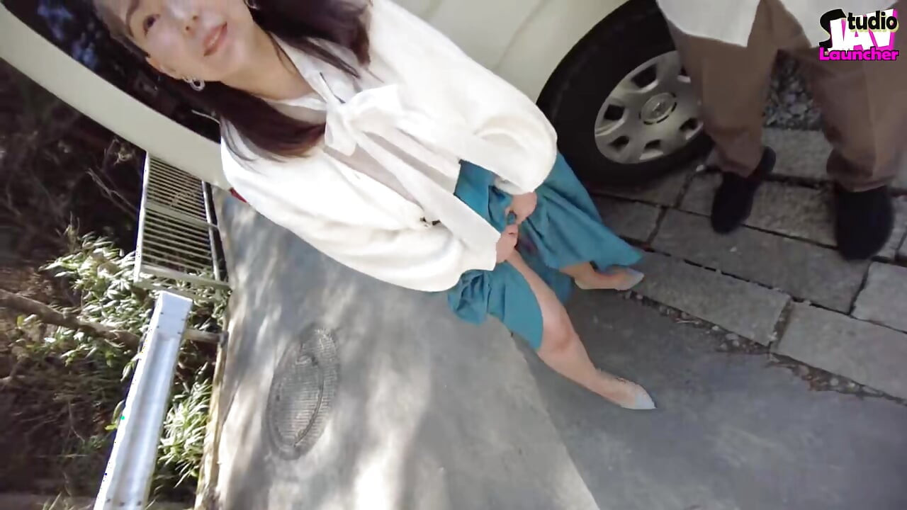Street Soak - Can You Handle How This Huge-bust Beauty Gets Juicy in the Open? Chapter-1