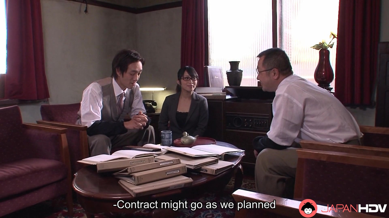 日本办公室女士nana kunimi在办公室里吮吸鸡巴，无码。