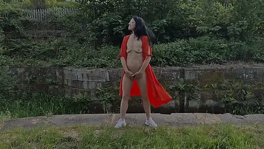 Обнаженная на улице и писающая
