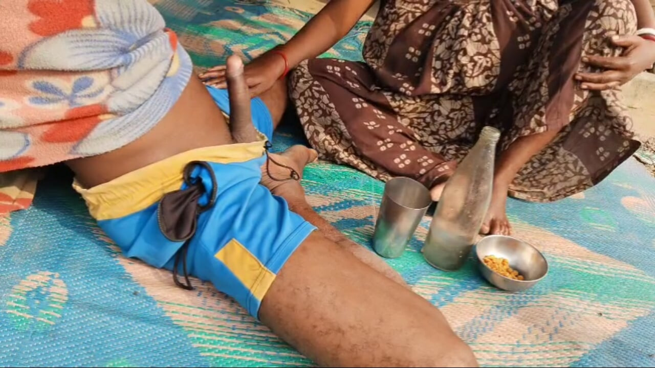 Pados ke bhabhi ke sath Daru Piya aur land chusaya
