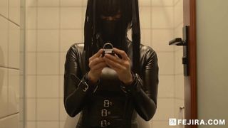 Fejira com Leather girl self bondage and masturbating orgasm