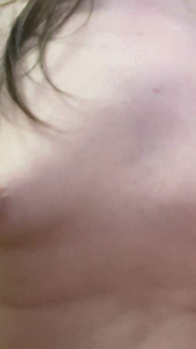 인형은 그녀의 벌거벗은 가슴을 드러낸다