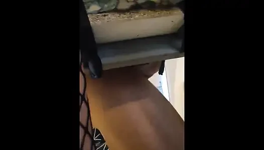 Diikat dengan bingkai seks dan disetubuhi dengan baik dan keras