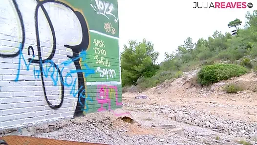 Блондинка кричит от удовольствия, когда ее трахают в рот с камшотом