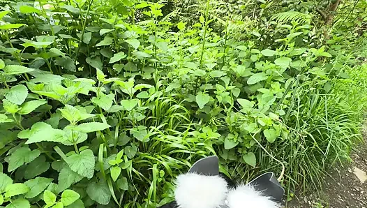 Ich habe einen fremden beim masturbieren erwischt und ihm einen leckeren Blowjob im Park gegeben.