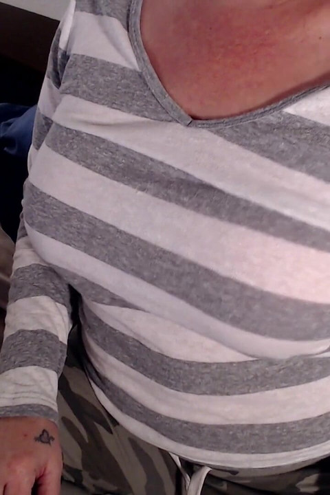 Hand-free boob bouncing peck control