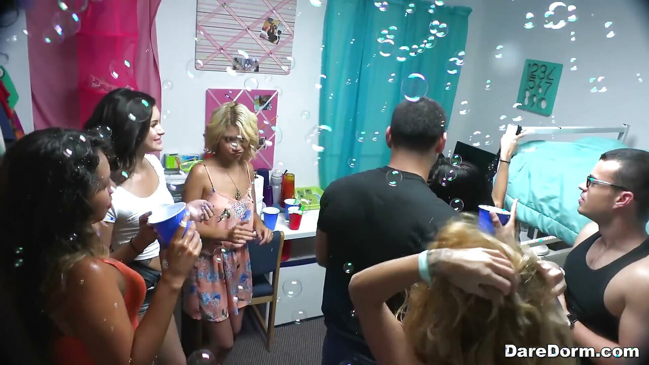 Reality Kings - slechte Giselle D'Ambrosio spreidt haar kleine kont wijd uit voor Jay en wordt geneukt