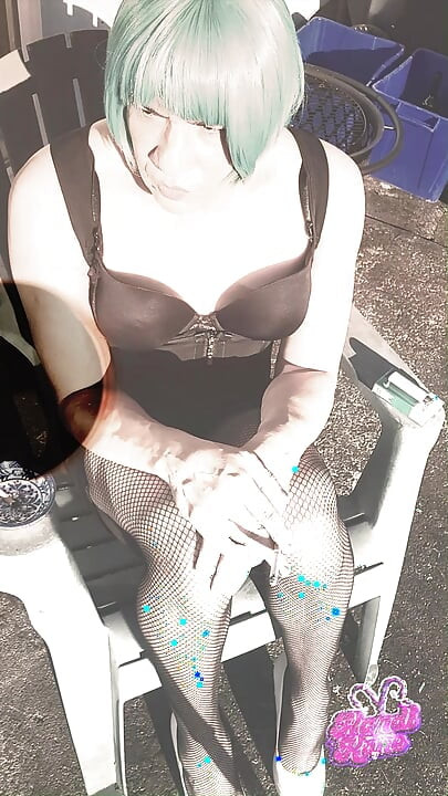 性感娘娘腔Kandi Kane抽菸玩弄她的雞巴