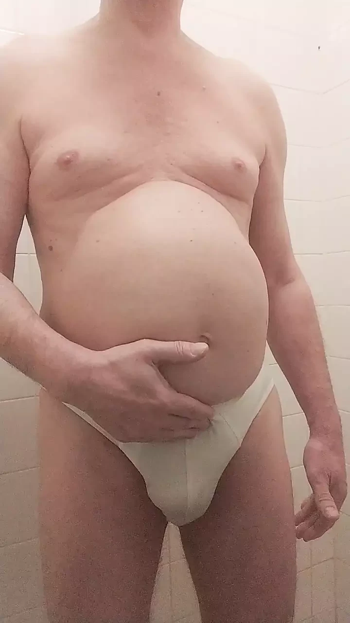穿着拖鞋撒尿