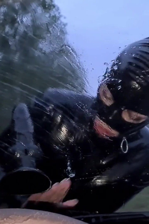 Esclava puta Orgasma Celeste haciendo un lío sucio en la ventana del auto