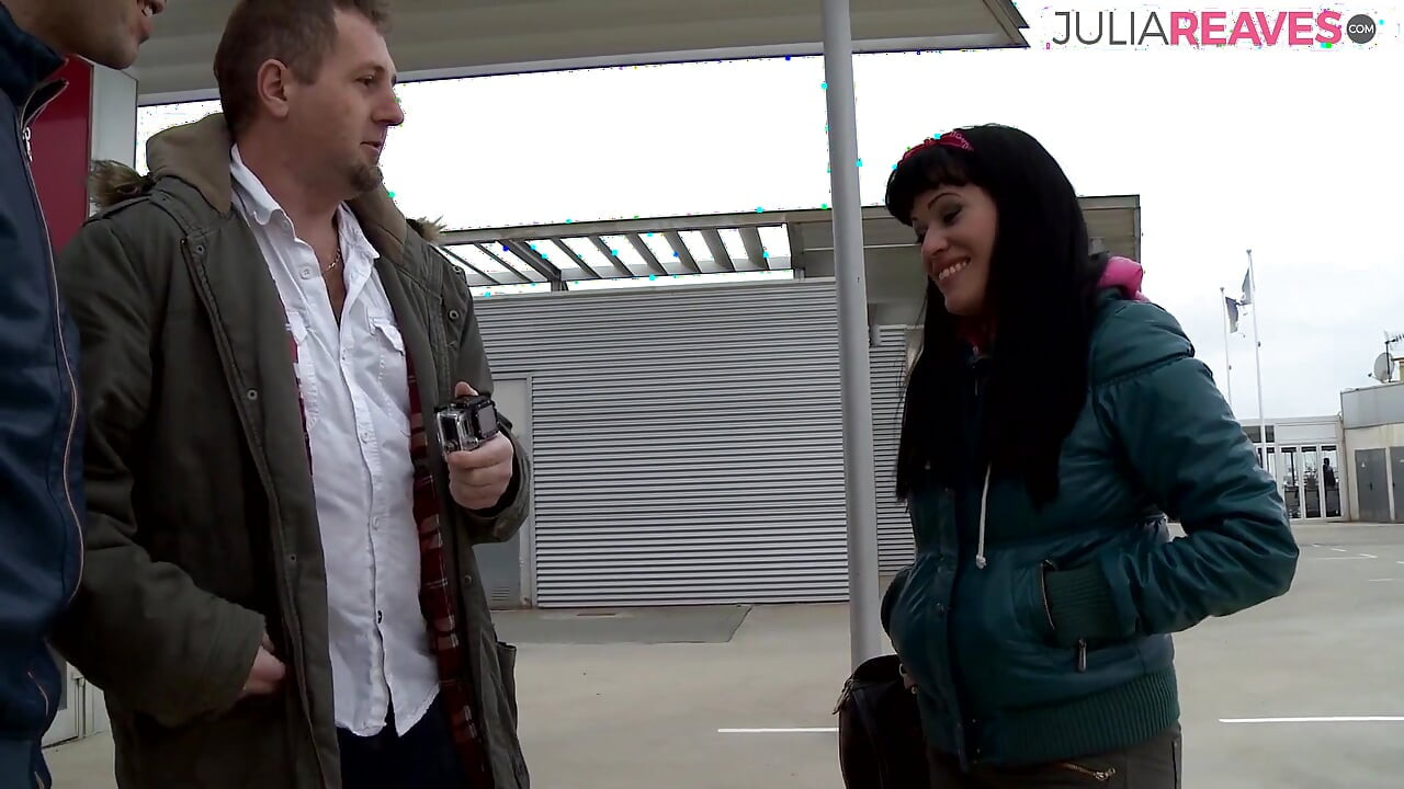 Cadela gostosa cavalga um pau enorme enquanto chupa outro em sexo a três