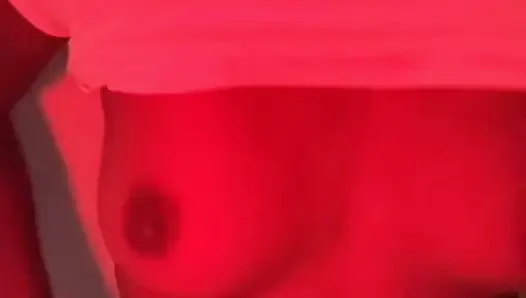 Sesi tarian hot gadis mungil dengan pemandangan depan yang nggak pernah kamu lupakan