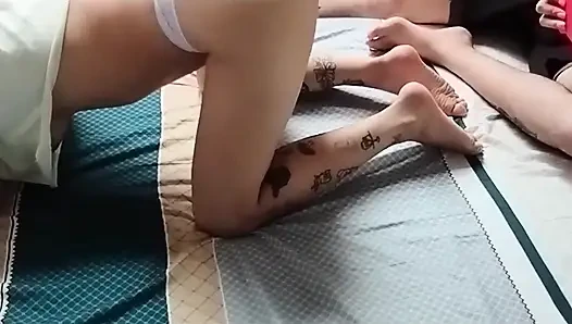 Meine stiefistin ist glücklich, als ich sie so berühre, sie wird geil