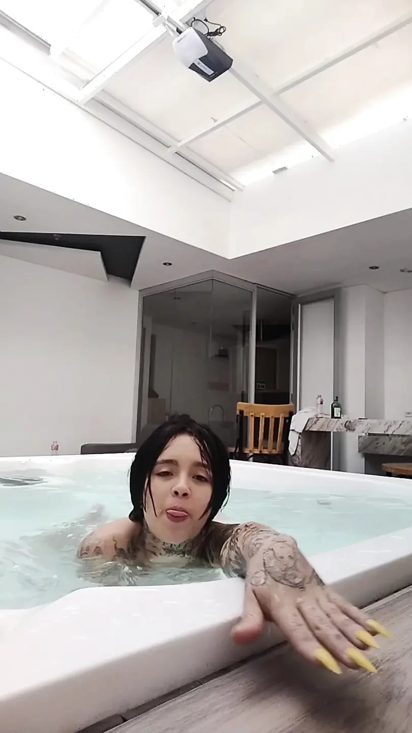Tattooed in super jakuzy masturbates in front