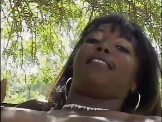 Sexy rabuda preta menina fodendo grande pau preto chupando no jardim