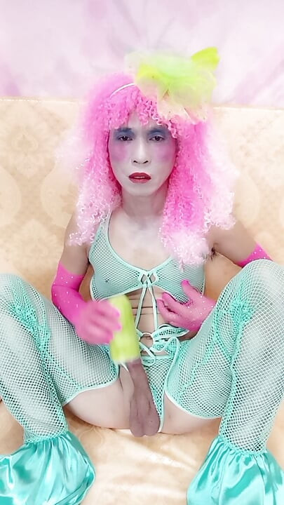 Oanh Le transgender seksi sentetik porno giyiyor