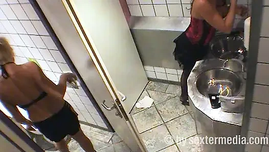 Amateur Sex on the Toilet