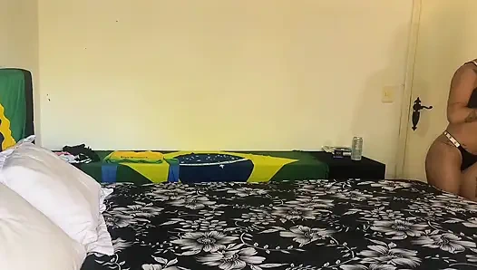 Pantat bahenol cewek seksi rambut cokelat ini dicambuk posisi cowgirl sampai dientot posisi misionaris