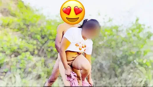 Desi village girl Jungle me mangal kar rhi hai padosi ke sath full hindi audio