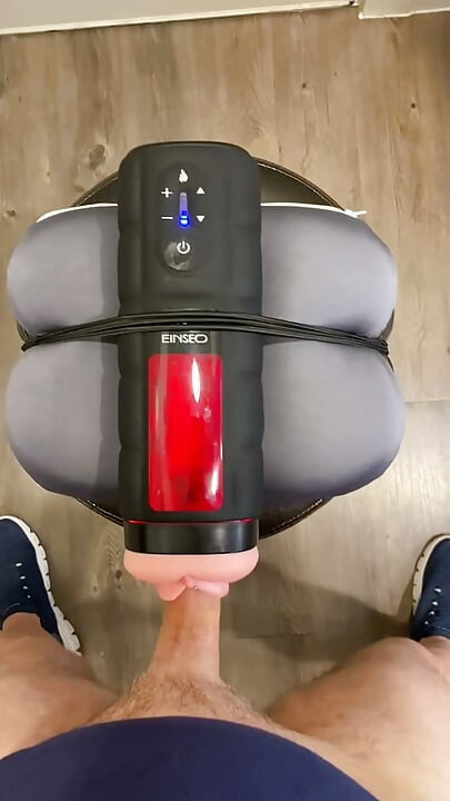 Escupiendo semen con este juguete de coño caliente