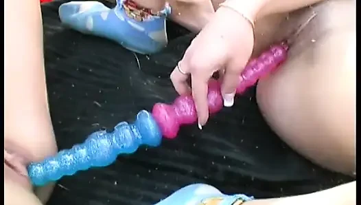 Dildomädchen hämmern sich die muschi des anderen