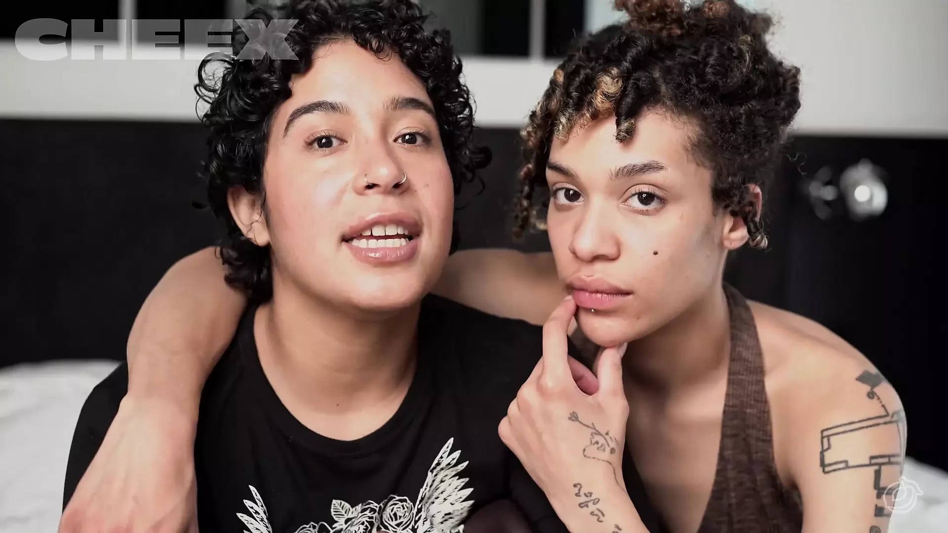 Tatuada Carmen Canela com cinta-caralho fodida por Puck Ellington