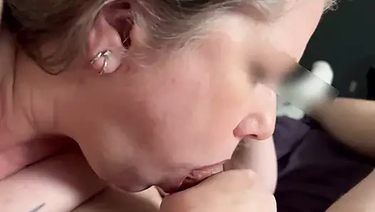 Seksi çıplak evli kadın sana sakso çekiyor ve dölünü göğüslerine salya akıtıyor