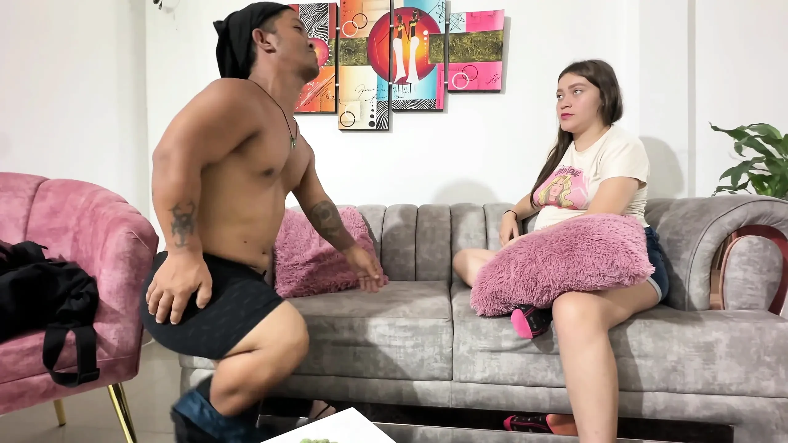 אני מזיין את מלווה המזומנים הגמד שלי בתמורה להשארת כל החובות שלי וממלא את התחת הענק שלי בחלב העסיסי שלו