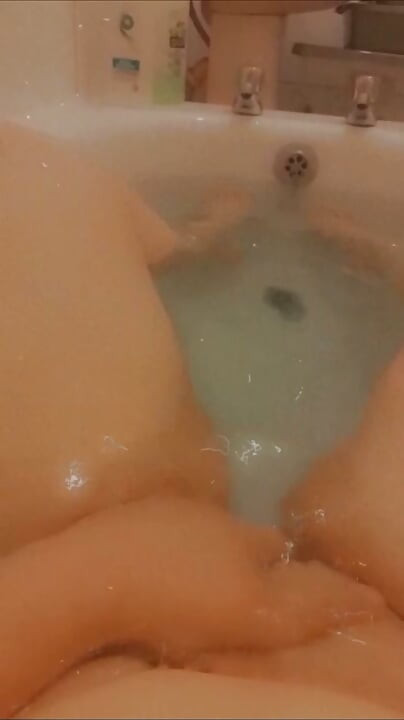 BBW plays in the bath
