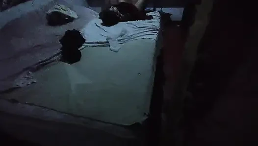 Üvey annemin kendine dokunuyor olduğunu gördüm ve içine girdim