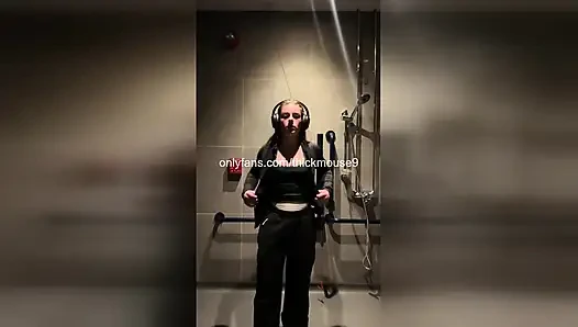 Kaum legales mädchen wird während des TikTok-livestreams hart gefingert!