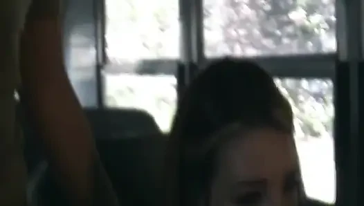 Tante seksi rambut cokelat lagi asik nyepong kontol dan dientot habis-habisan di bus