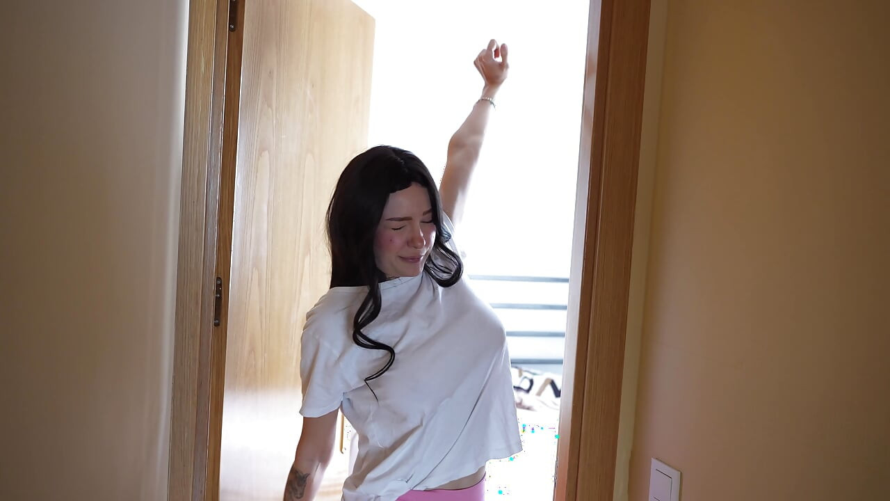 Moja polusestra se pretvarala da je seks lutka, nije znala da jebem ovu lutku u guzicu. Analni seks