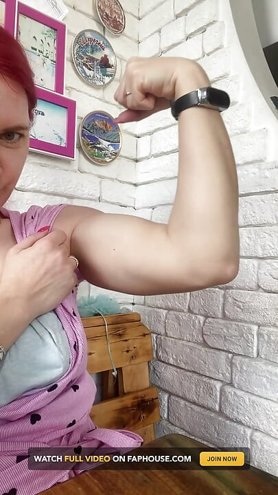 Mostrando de cerca mis músculos y venas, duros y fuertes