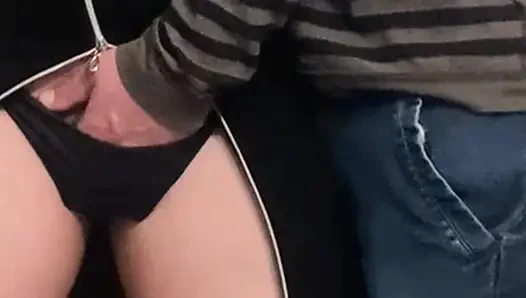 Kalabalık metroda edepsiz hobi - amcık parmaklama