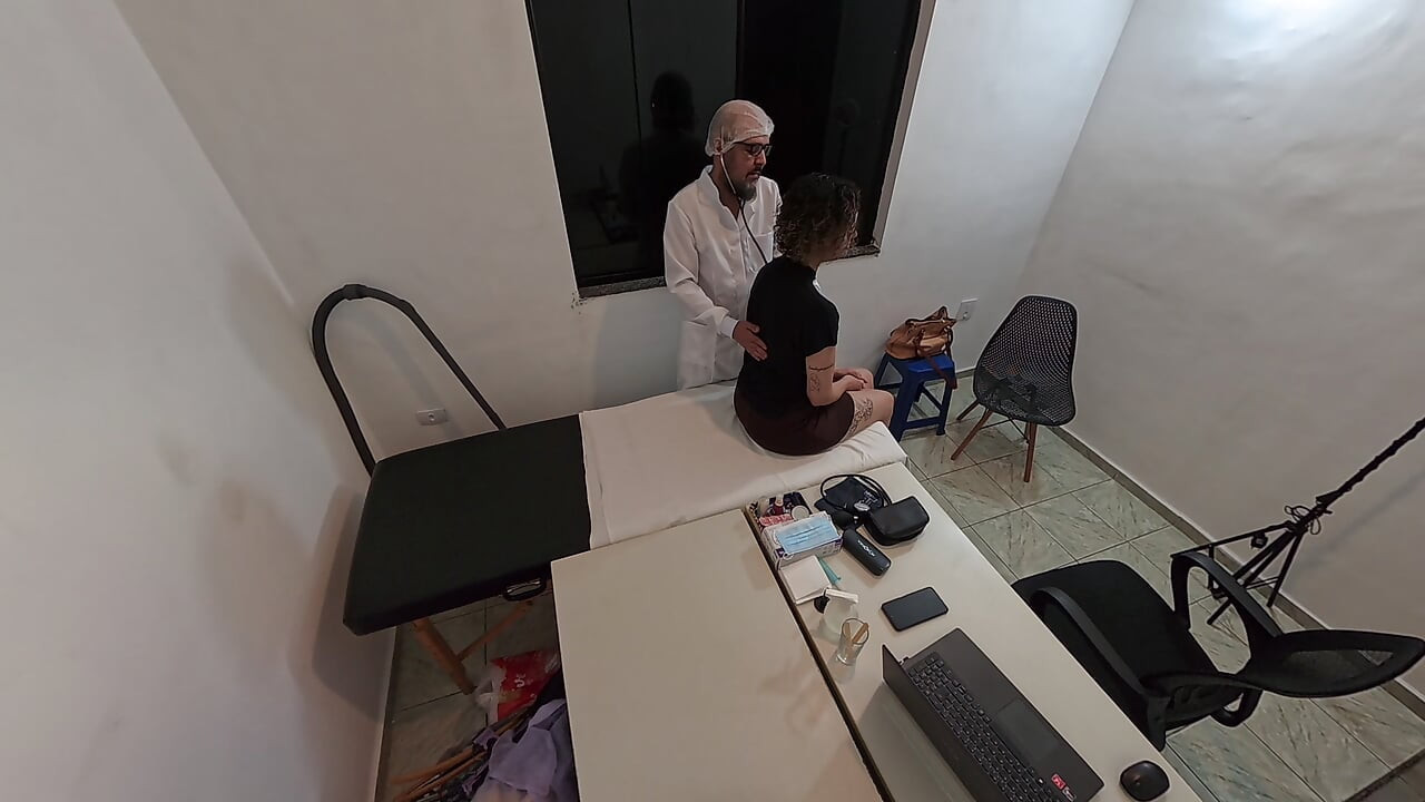 Βραζιλιάνος γιατρός κάνει ιατρική εξέταση πριν την πρόσληψη σε ξένη γυναίκα.