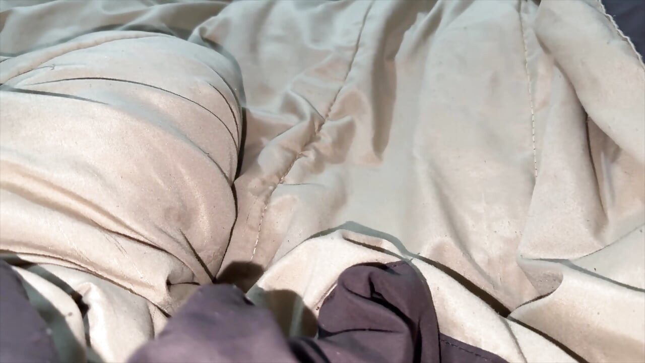 란제리를 입은 아름답고 큰 엉덩이의 시어머니와 함께 침대를 함께 쓴다