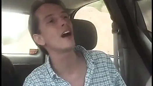 Pelacur rambut pendek yang bersemangat dibor di bangku di luar ruangan