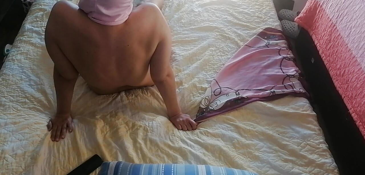 MILF amateur fait du yoga nue, chatte poilue, gros cul, gros seins. Massage amateur avec vibromasseur, brune nue.