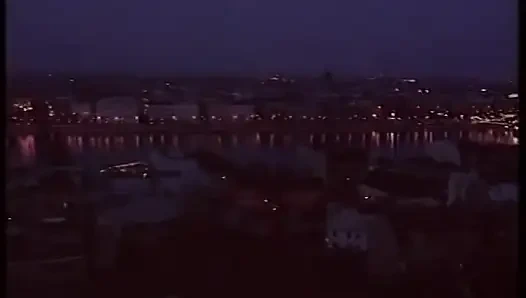 Sarışın striptizci tıraşlı amcığını göstererek eğiliyor