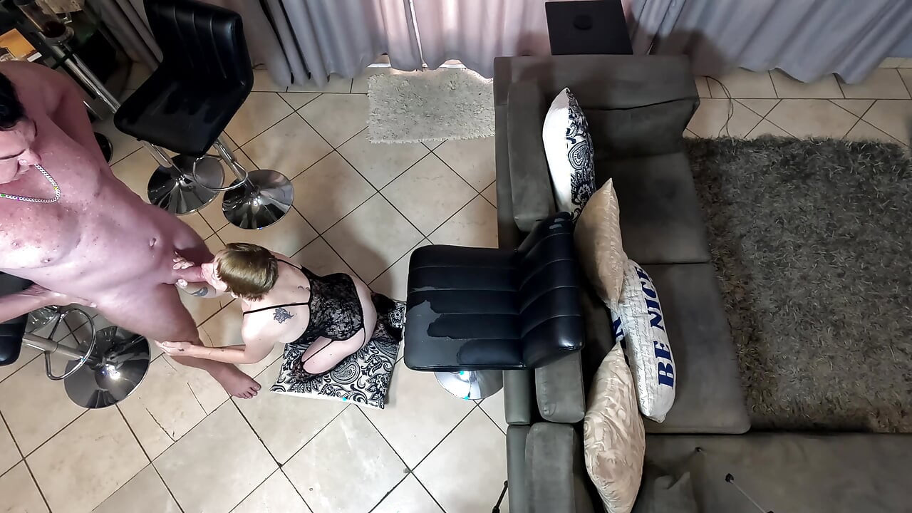 File iç çamaşırlı olgun fahişe kelebek amcığını sandalyede siktiriyor