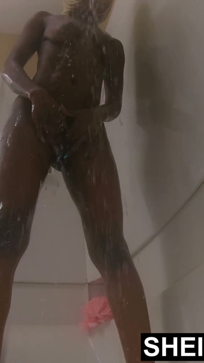 Wanita kulit hitam muda mencuci tubuh telanjangnya yang mencolok di kamar mandi, sheisnovember yang keren secara erotis mencuci dirinya sendiri | Klip 1