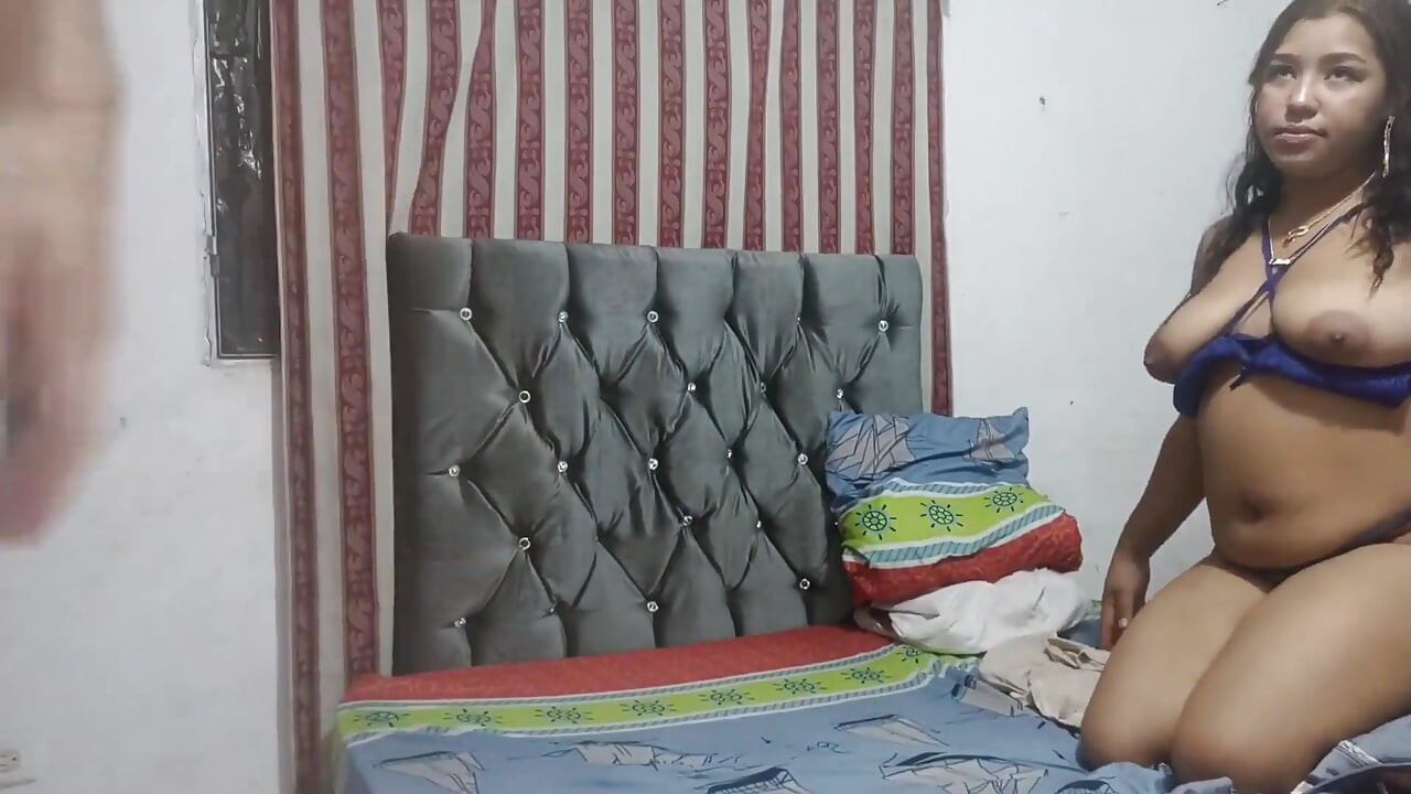 Remaja latina bengkung menunggang zakar saya dalam pakaian dalam biru