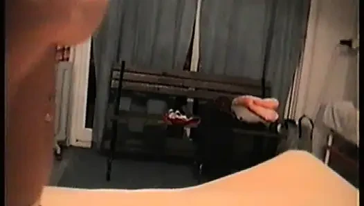 Du trifft eine heiße Frau auf der Party und ladet sie für etwas heißen spaß ein!