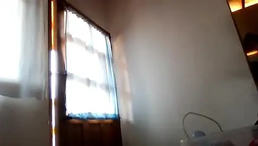 Latina masturbiert mit ihren nachbarn, die zuschauen und squirten